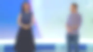 La falda azul marino de cintura media y cintura alta de Églantine Éméyé en Encuentra al intruso el 30.05.2020