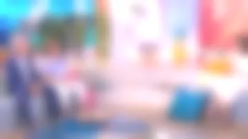 Las sandalias de tacón azul con estampado de boca de Faustine Bollaert en It Starts Today junio 2020