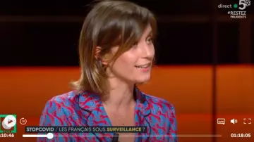 The silk shirt short-printed all-over Sandro de Camille Girerd in C policy the 31.05.2020