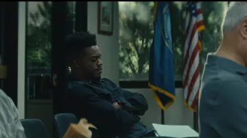 La chaqueta de mezclilla negra de Walter Cruz (Stephan James) en Homecoming (S02E04)