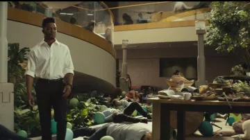 Los pantalones de traje negro de Walter Cruz (Stephan James) en Homecoming (S02E07)