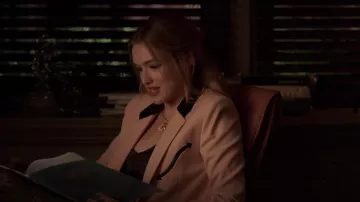 Saint Laurent Blazer porté par Kirby Anders (Maddison Brun) comme on le voit dans la Dynastie (S03E05)