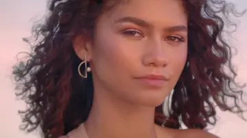 Les boucles d’oreilles Mateo portées par Zendaya dans la publicité I Can, We Will du parfum Idôle de Lancôme