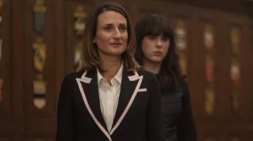 Gucci blazer porté par Hélène (Camille Cottin) dans le Meurtre de Veille (S03E08)