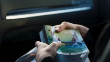 Le livre Complet des Poèmes de Walt Whitman de Georgina Clios (Julia Stiles) comme on le voit dans d'Azur (S02E03)