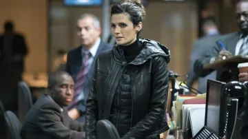 Léger à capuche doudoune portés par Emily Byrne (Stana Katic) in Absentia (S02E10)