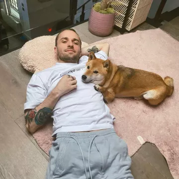 Le t-shirt blanc Yoko de Squeezie sur son compte Instagram @xsqueezie