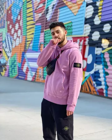La sudadera lila de Stone Island usada por So Style en su cuenta de Instagram @sostyle_off