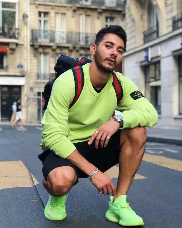 El par de zapatillas Yeezy 350 V2 Glow que lleva So Style en su cuenta de Instagram @sostyle_off