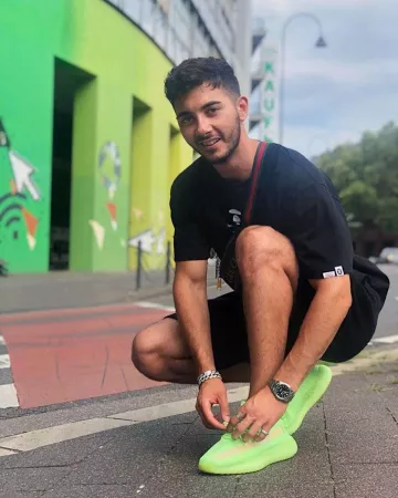 El par de zapatillas Yeezy 350 V2 Glow que lleva So Style en su cuenta de Instagram @sostyle_off