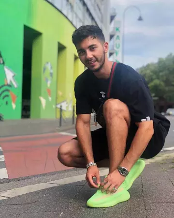 El par de zapatillas Yeezy 350 V2 Glow que lleva So Style en su cuenta de Instagram @sostyle_off