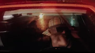 La gorra Burberry de Ninho en el video musical distante de Maes