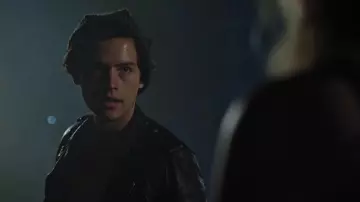 La veste en cuir avec serpent vert à l'arrière portée par Jughead Jones (Cole Sprouse) dans Riverdale (S01E02)