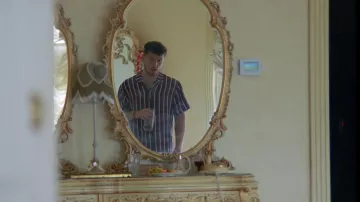 Camisa a rayas usada por Bazzi en Myself (Video Musical Oficial)