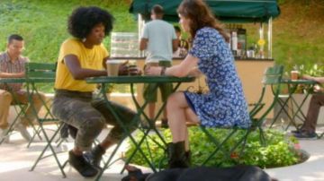 Jaune à manches courtes t-shirt porté par Taylor Harding (Kirby Howell-Baptiste) dans lesquelles les Femmes Tuent (S01E08)