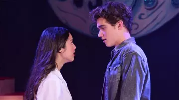 La chemise grise de Ricky (Joshua Bassett) dans la série High School Musical : La Comédie Musicale (Saison 1 Épisode 10)