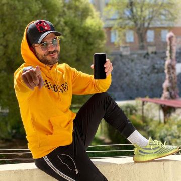 Les sneakers Yeezy Boost 350 V2 Semi Frozen Yellow sur le compte Instagram de @toto_anges_off