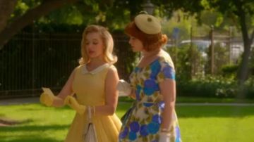 Bleu robe à fleurs avec manches courtes porté par avril Warner (Sadie Calvano) dans lesquelles les Femmes Tuent (S01E09)