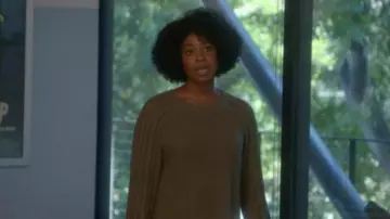 Brown sweater worn by Taylor Harding (Kirby Howell-Baptiste) in Why Women Kill (S01E09)