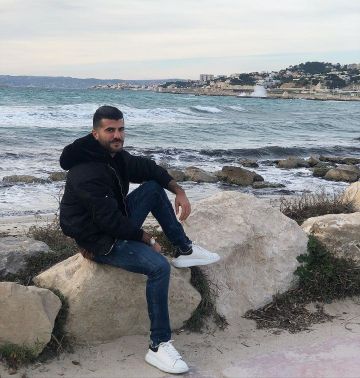 El par de zapatillas blancas Alexander McQueen en la cuenta de Instagram de @toto_anges_off