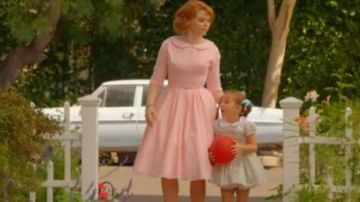 Robe rose avec des manches longues portées par Beth Ann Stanton (Ginnifer Goodwin) dans lesquelles les Femmes Tuent (S01E09)