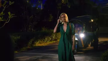 La robe verte portée par Carolina Larriera (Ana de Armas) dans Sergio