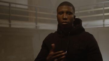 Sweatshirt black hoody Bosh in her video clip Lonely