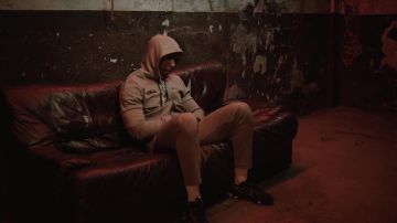 The tracksuit jacket grey Puma Bosh in her video clip Lonely