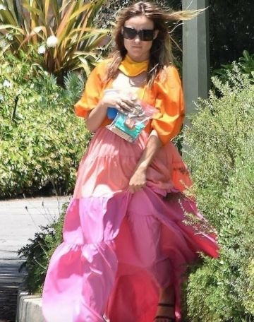 Vestido maxi de crepé de bloque de color escalonado de Orange Meadow usado por Olivia Wilde en Los Ángeles 31 de mayo de 2020