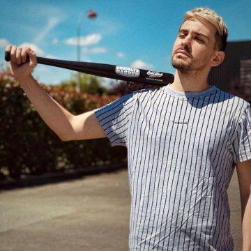 The t-shirt Nominal worn by Joyca on his account Instagram @joyca