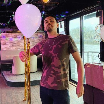 The t-shirt camouflage worn by Joyca on his account Instagram @joyca