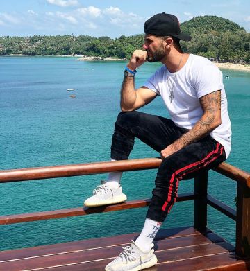 La paire de Yeezy Boost 350 V2 Cream/Triple White sur le compte Instagram de @toto_anges_off