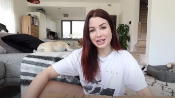 Le t-shirt blanc imprimé porté par EnjoyPhoenix dans la vidéo Il y a déjà du changement !