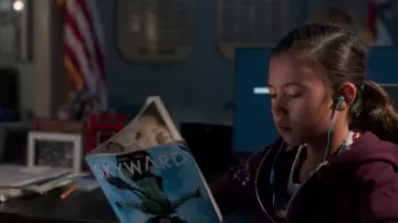 La BD du comics Skyward lue par Trixie Espinoza (Scar­lett Es­te­vez) dans Lucifer (S04E01)