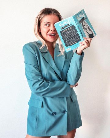 El vestido blazer azul de Romy con botones en su cuenta de Instagram @romy