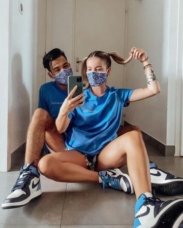 Las zapatillas Nike azules y blancas de Romy en su cuenta de Instagram @romy