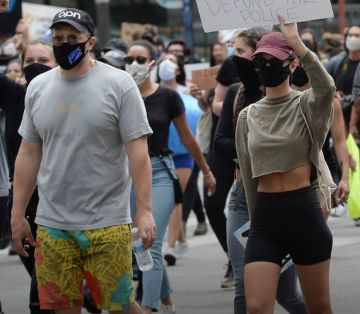 47 Gorra roja de marca usada por Emily Ratajkowski para protestar el 2 de junio de 2020