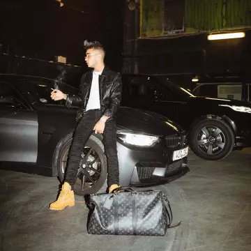 The travel bag Louis Vuitton of Capo Plaza on his account Instagram @capoplaza
