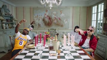 Le maillot jaune Mitchell & Ness des Los Angeles Lakers porté par Leto dans son clip Train de vie feat. PLK