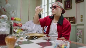 La chemise rouge des Chicago Bulls Mitchell & Ness 1984 portée par PLK dans le clip Train de vie de Leto