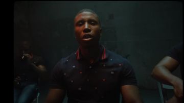 Le polo Gucci à détails brodés porté par Bosh dans son clip Solitaire