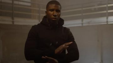 Le sweatshirt à capuche et signature "CD Icon" porté par Bosh dans son clip Solitaire