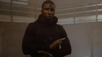 The sweatshirt with hood and signature "CD Icon" worn by Bosh in her video clip Lonely