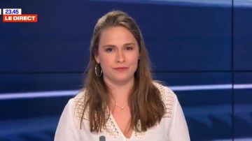 La camisa con inserciones de encaje usada por Jeanne Daudet en BFMTV