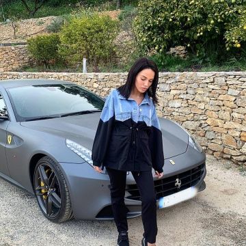 The jacket of two materials brought by Manon Tanti on his account Instagram @manontanti 