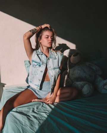 La chaqueta vaquera sin mangas de Romy en su cuenta de Instagram @romy