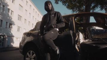 Le sweatshirt à capuche Nike porté par L2B Gang dans son clip Trahison