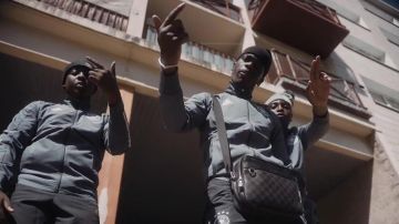 La chaqueta gris de chándal Adidas del equipo alemán usada por un miembro de la pandilla L2B en el clip Betrayal