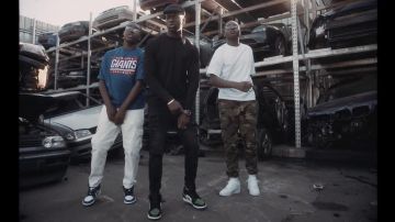 La paire de sneakers Nike Jordan 1 Mid Green Toe portée par un membre du L2B Gang dans le clip Trahison