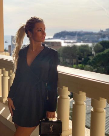 El bolso de piel saint laurent que lució Carla Moreau en su cuenta de Instagram @carlamoreau_____